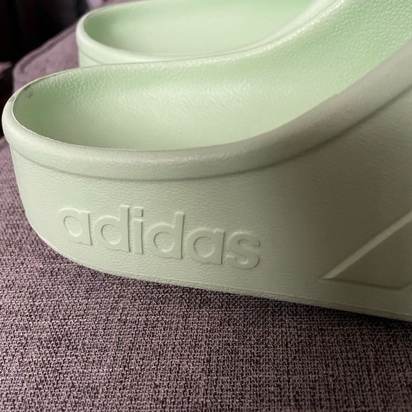 Adidas Adilette Unisex Clog Pastel Green Slip on
Style IF0793 New M 11 W 12 - Picture 3 of 10